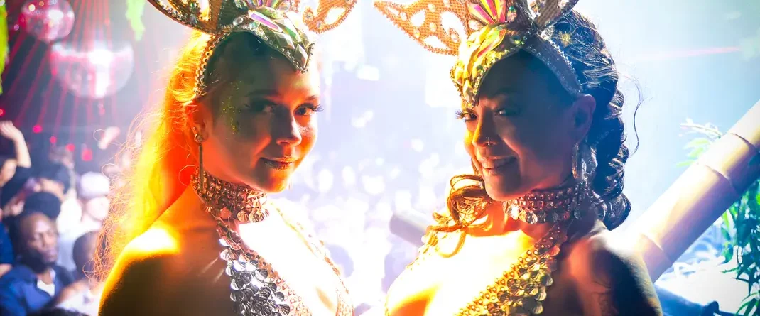 Two professional girl dancers - Starmuse