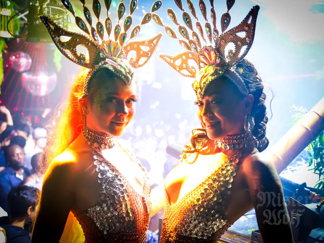 Two professional girl dancers - Starmuse